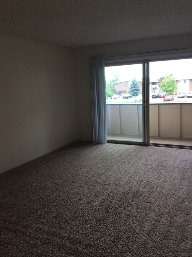 Building Photo - 2 bed 2 bath condo with community pool and on site parking!