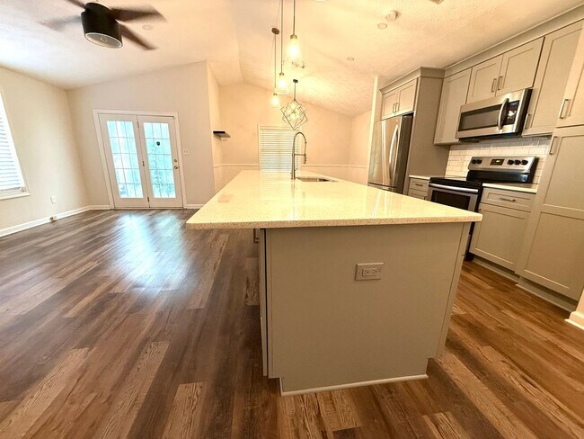 Building Photo - Renovated 3 bedroom 2 bath Ranch