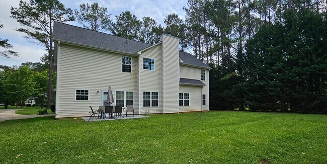 Building Photo - Commanding Curb Appeal, Conveniently Place