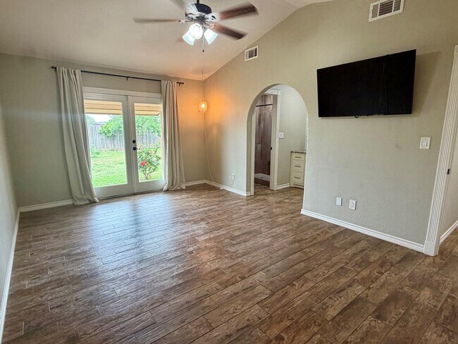 Building Photo - 8814 Holiday Dr