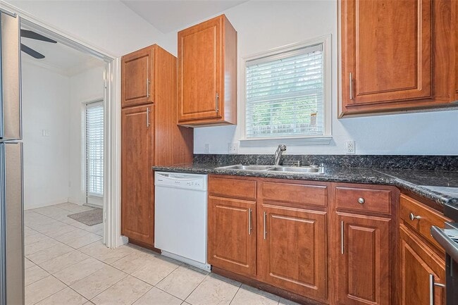 Building Photo - 11710 Southlake Dr