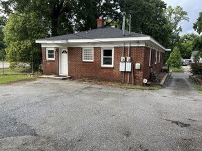 Building Photo - 2 Bed Back Unit in Uptown!