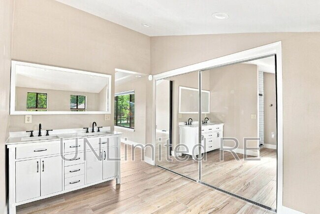Building Photo - 2700 W Lynette Dr