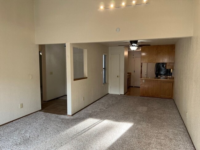 Building Photo - Single story condo located in Cedarbrook's Gated Community!