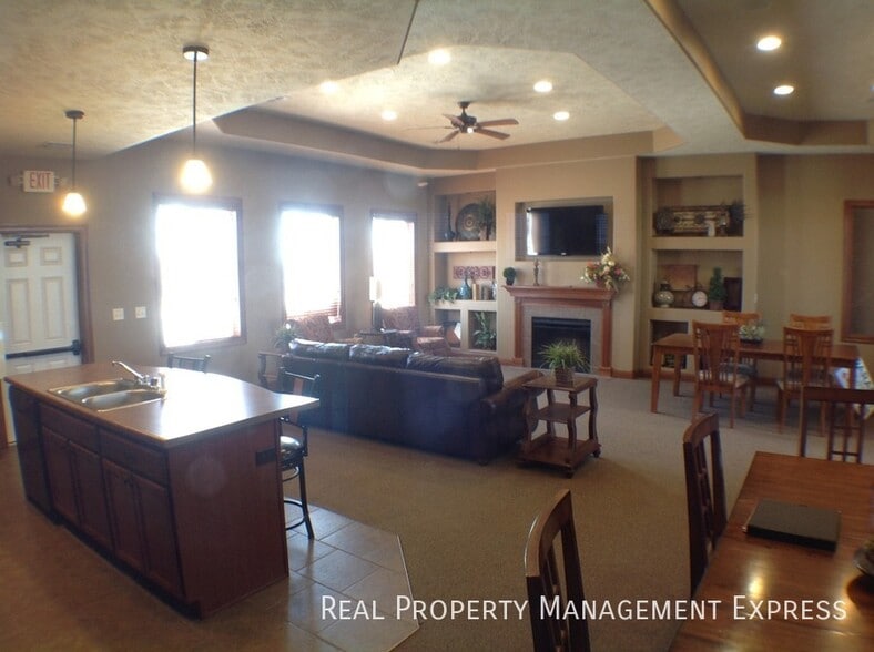Building Photo - Beautiful 2 Story Townhome with Loads of A...