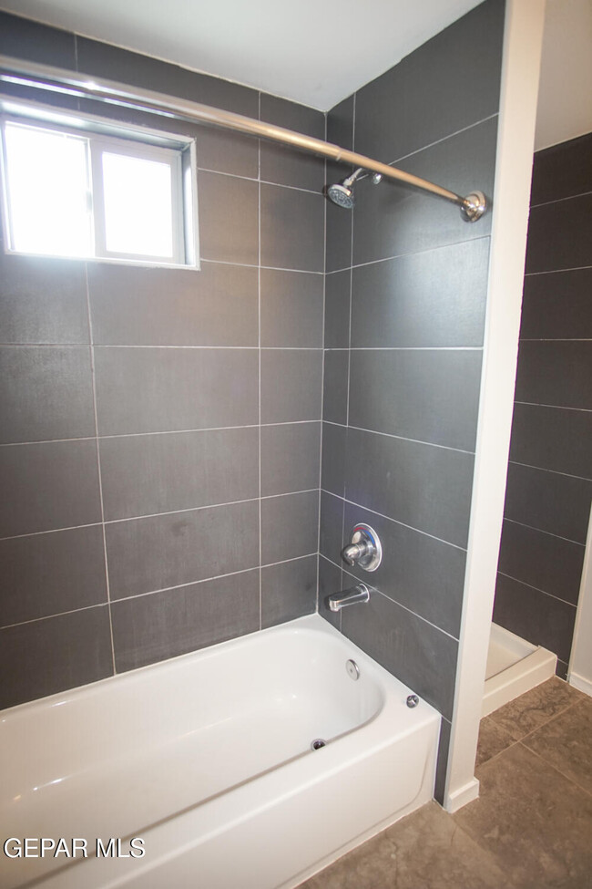 Building Photo - 4200 Camelot Heights Dr