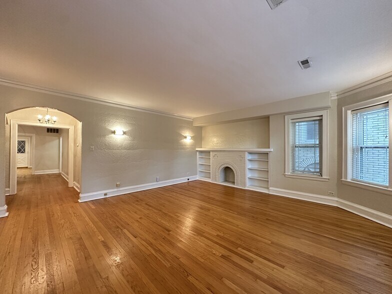 Building Photo - 2619 W Greenleaf Ave
