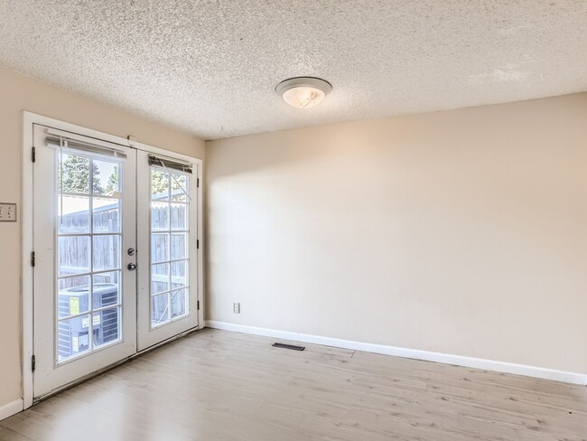 Building Photo - COMING IN MAY!!! Spacious 3 Bedroom 2.5 Ba...