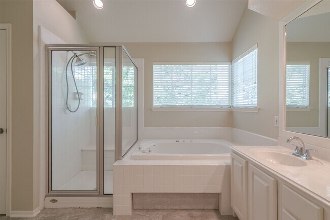 Building Photo - 147 Shelter Rock Ct