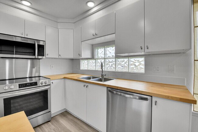 Building Photo - $2,795, 3-bed, 2-bath, located in Denver.