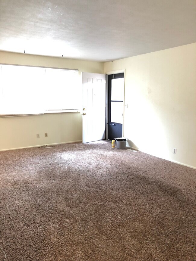 Building Photo - 2250 Grove Cir E