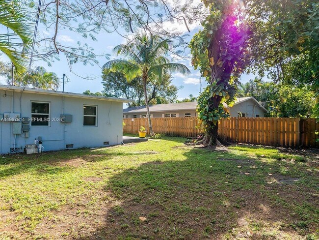 Building Photo - 1413 NW 3rd Ave