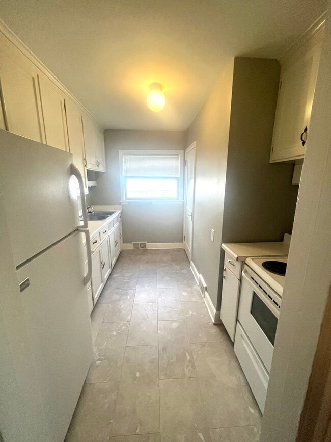 Building Photo - 1913-1915 Woodland Ave