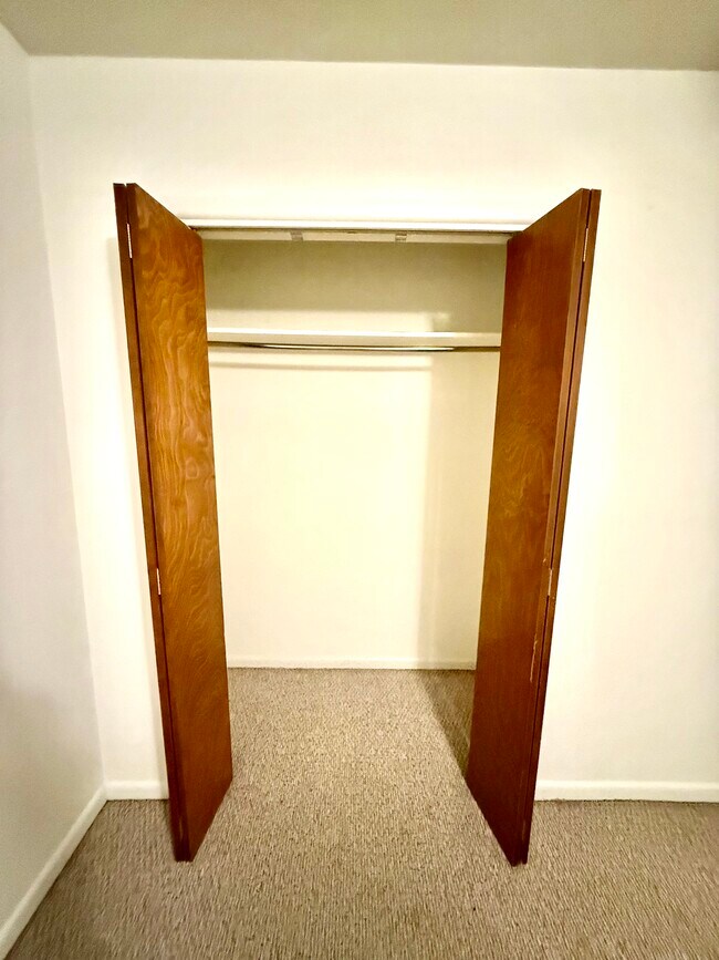 Building Photo - 1000 Hillyer St