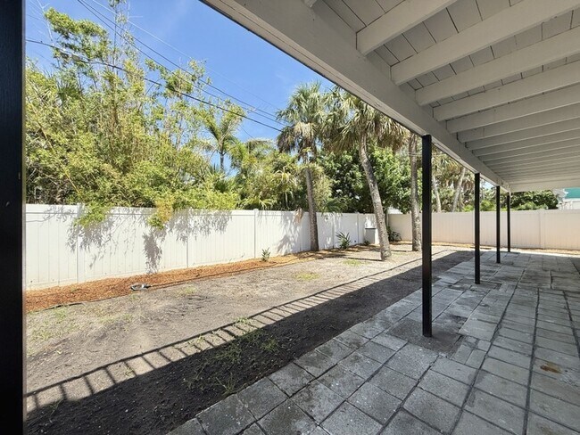 Building Photo - 867 Mandalay Ave