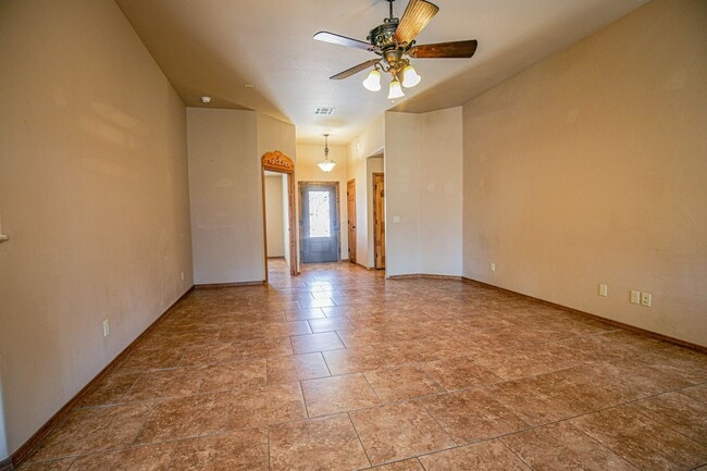 Building Photo - Beautiful 4 Bedroom/2 Bath Home