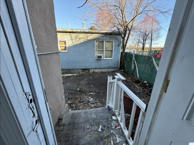 Building Photo - 12 Meadow St