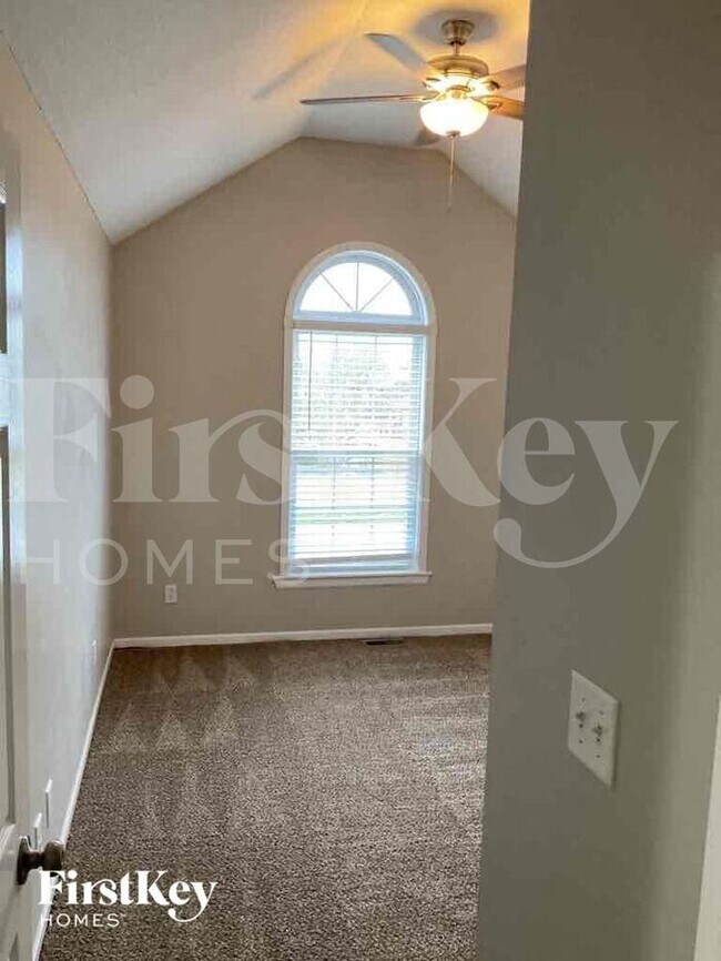 Building Photo - 904 E Madelyn Dr