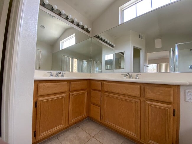 Building Photo - 3 Bedroom/2.5 bath - SFR Available August ...