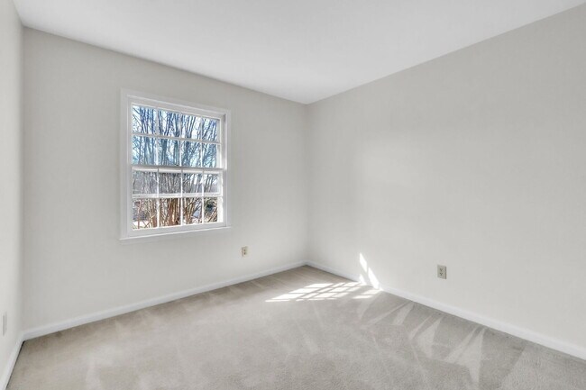 Building Photo - SIGN A 2 YEAR LEASE & Get 2nd Mo. RENT FREE......Stylish 3BR / 2.5BA Condo in Wedgewood Townes ($...