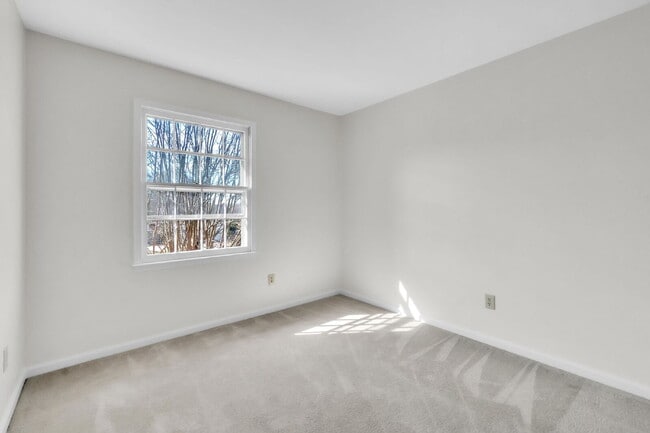 Building Photo - Stylish 3BR / 2.5BA Condo in Wedgewood Townes