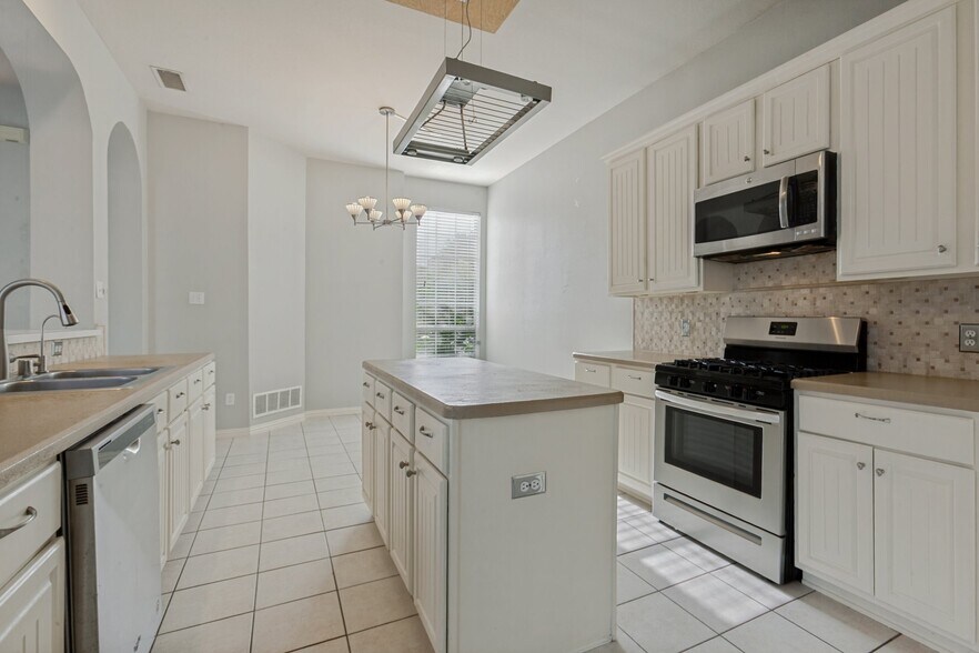 Building Photo - 8400 Pipestone Dr