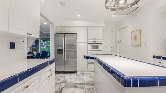 Building Photo - 152 SW 59th Ave