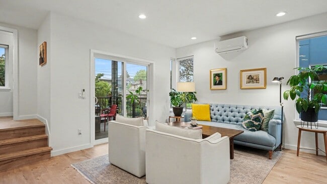 Building Photo - 3Bd/2.25Ba Seattle Townhouse