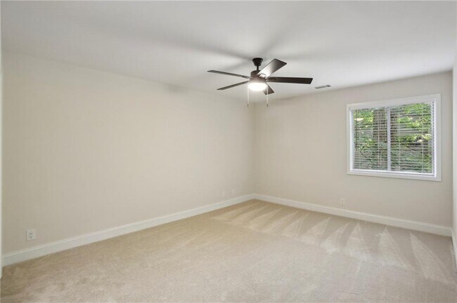 Building Photo - 545 Woodman Pl