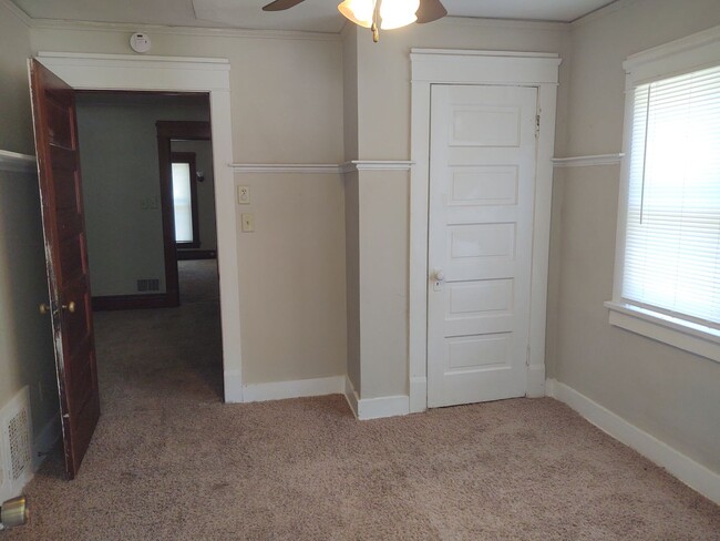 Building Photo - Huge 4 Bedroom 2,5 Bathroom 2 Car Garage H...