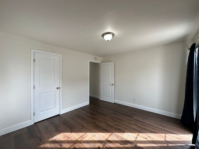 Building Photo - 2 Bedroom with Upstairs Loft