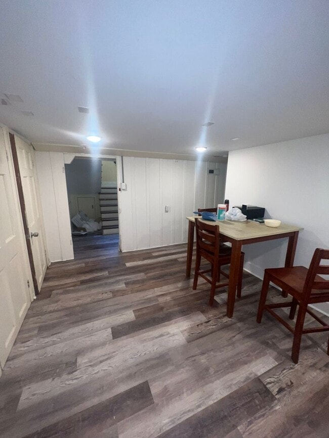 Building Photo - 6 BR Home on Broadway with Pool, Available for Next School Year!