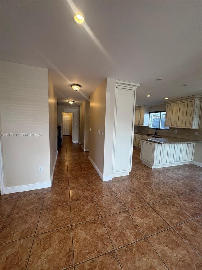 Building Photo - 819 E 26th St