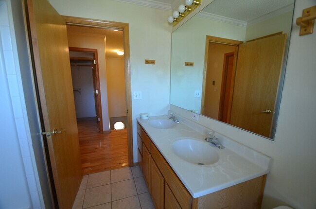Building Photo - On Bus Route! 2bed/2.5 Bath, Sunny Town House! Fresh paint!