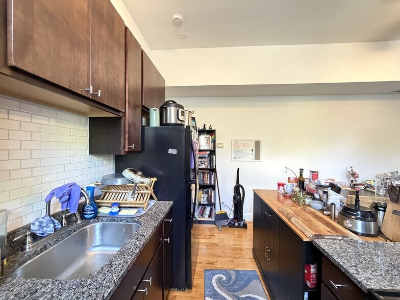 Building Photo - 4502 N Paulina St