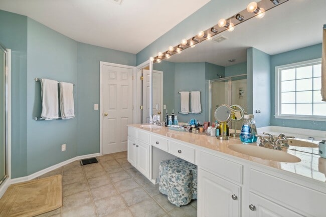 Building Photo - Beautiful 4 Bedroom, 2.5 Bath in Ballantyne Area