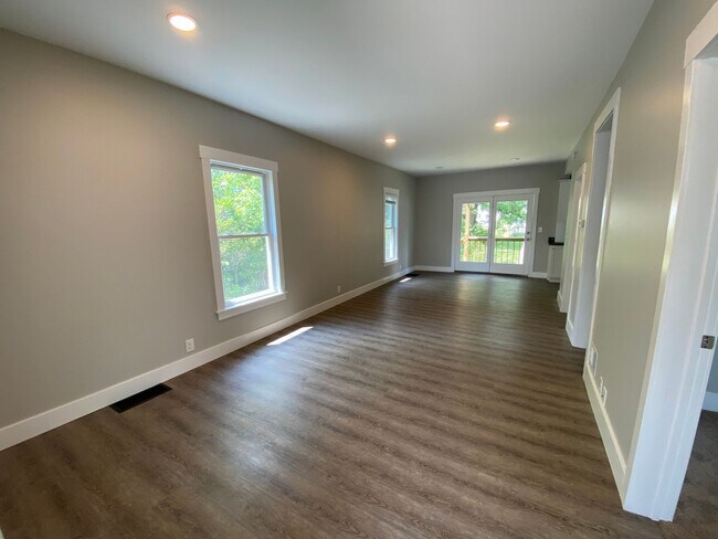 Building Photo - 135 Houseman Ave NE