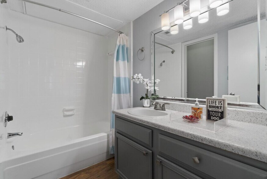 Building Photo - The Oaks of North Dallas