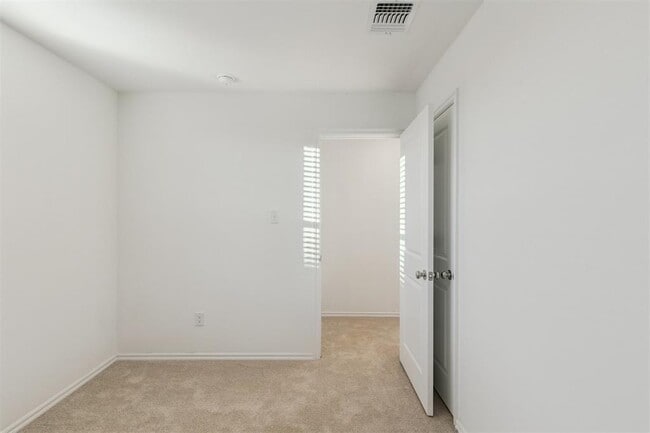 Building Photo - 14910 Parkway Center Ave