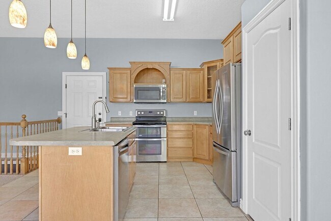 Building Photo - 2093 E View Dr