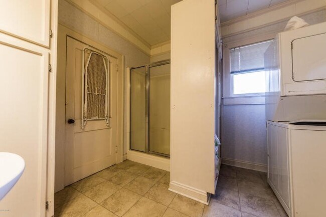 Building Photo - UL Duplex