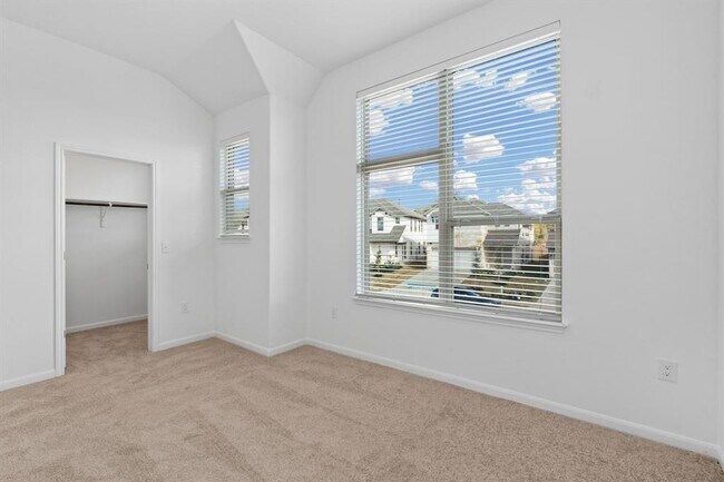 Building Photo - 348 Rend Dr