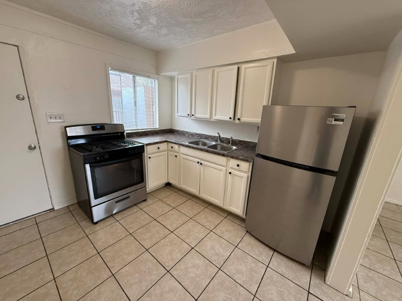 Building Photo - 460 E Delano St