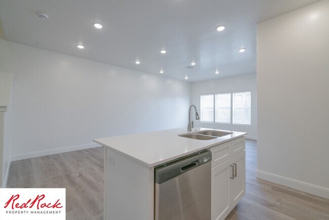 Building Photo - Stunning Spacious 3 Bedroom Unit