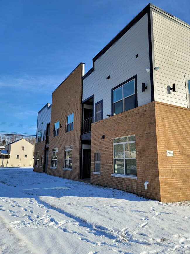 Building Photo - 24356 Ann Arbor Trl