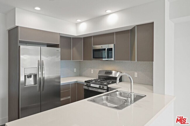 Building Photo - 1446 N Detroit St