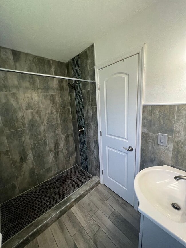 Building Photo - ?South Lakeland Gem – Private Single-Family Home!