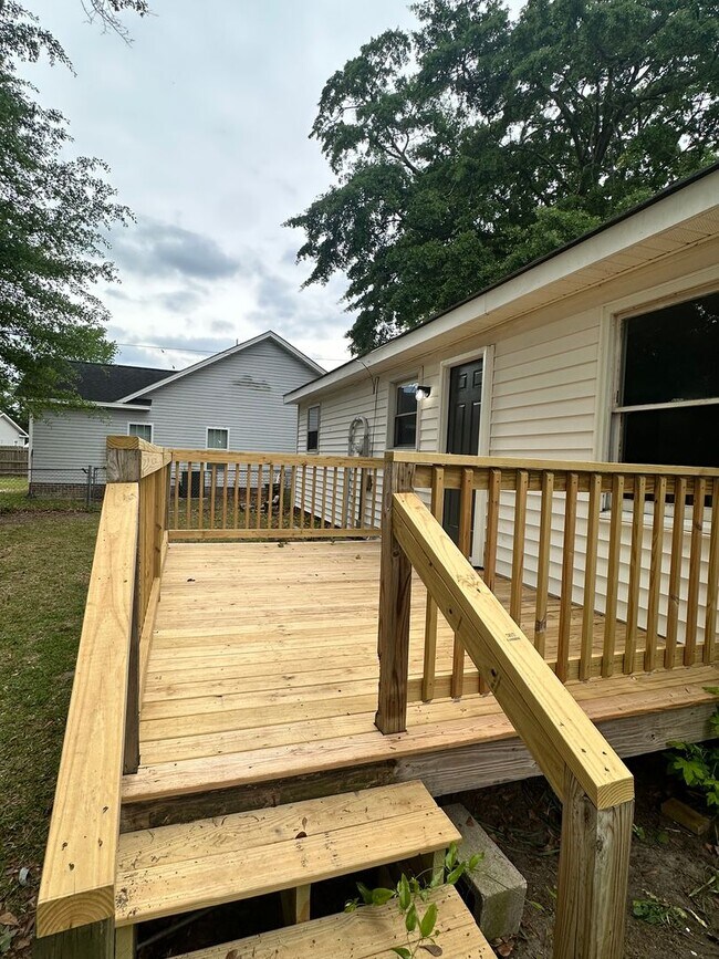 Building Photo - 810 W Country Club Dr