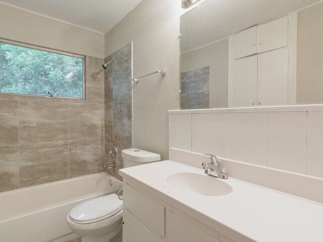 Building Photo - Beautiful renovation! 3bd 2 bath home in S...