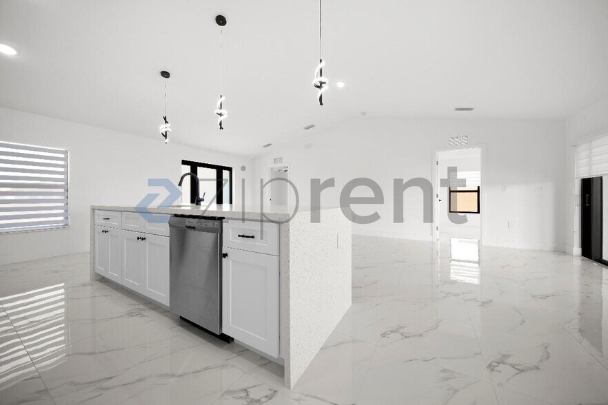 Building Photo - 4117 NE 16th Ave